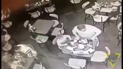 لحظة إنقاذ رجل يصارع الموت داخل مطعم (بالفيديو)