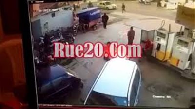 ماذا فعل عمال مع رجل أشعل النيران في محطة وقود (فيديو)