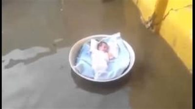 بالفيديو.. «طشت» ينقذ رضيعا من الغرق بعد اجتياح السيول منزل أسرته