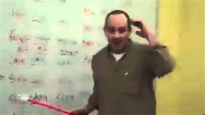 بالفيديو.. معلم يشرح تصريفات الأفعال الإنجليزية بتحويلها لأغنية