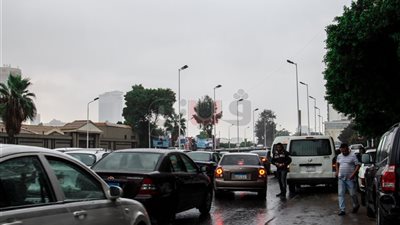 مرور الجيزة تنصح السائقين بالتزام السرعات المقررة بسبب الأمطار