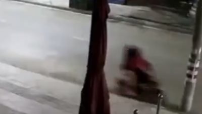 لحظة تعرض شخصين لحادث مروع (فيديو)