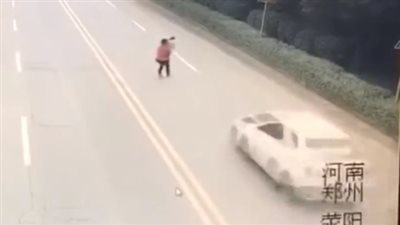 لقطات صادمة للحظة تعرض أم وطفلها للدهس أثناء عبور الطريق (فيديو)