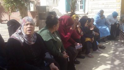 موظفو التأمين الصحي بالمنيا يحتجون على تقليل أجورهم (فيديو)