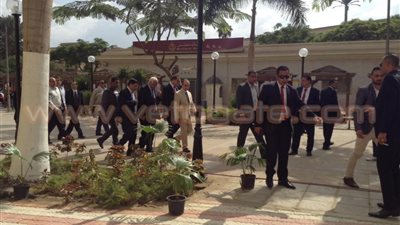 بالصور .. محافظا القاهرة والجيزة يصلان مسجد جامعة القاهرة