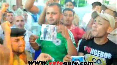 بالفيديو.. معتصمو رفح يصفون الضباط بالخونة لعدم تضامنهم في إغلاق المعبر