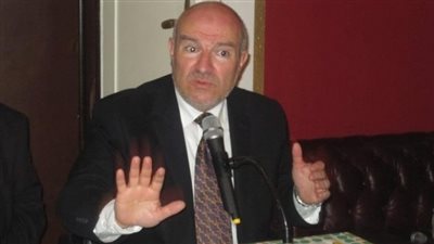 مستشار الرئيس ومدير مكتبه يقدمان العزاء للمتحدث الرسمى في وفاة والدته