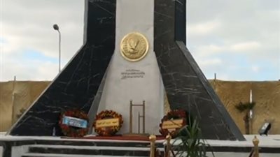 بالفيديو.. وضع إكليل زهور على النصب التذكاري لشهداء الشرطة بالإسكندرية