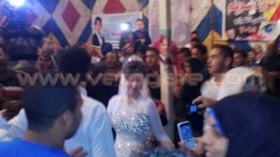 عروسان يقتحمان مؤتمر مرشح «المصريين الأحرار» للاحتفال معه بزفافهما