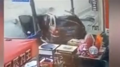 سيارة تدهس 3 أشخاص بطريقة مروعة (فيديو)