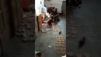 طريقة لعمل الهامبرجر تثير اشمئزاز نشطاء مواقع التواصل (بالفيديو)