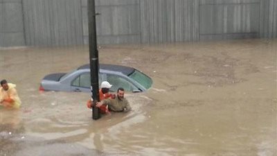 السيول والأمطار تحصد أرواح المصريين بالداخل والخارج.. غرق طفلين بعمان في مياه الأمطار بمنزلهما.. وفاة عامل صعقًا بالكهرباء بالأردن بسبب السيول.. و15 حالة وفاة بالإسكندرية والبحيرة حصيلة غضب الطبيعة