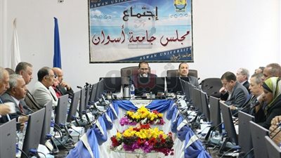 مجلس جامعة أسوان يناقش استعدادات الامتحانات والكنترولات (صور)