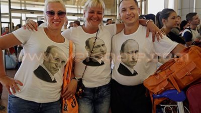 السياح الروس يرتدون تي شيرتات تحمل صورة بوتين في مطار شرم الشيخ