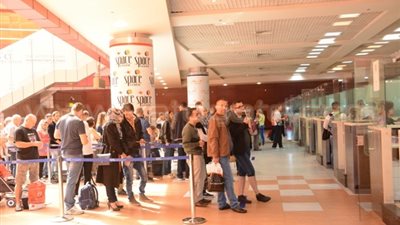 بالصور.. تفاصيل أزمة تكدس الركاب البريطانيين بمطار شرم الشيخ.. الشركة الإنجليزية رفضت تحميل حقائب الركاب.. توفير طائرة بضائع لنقل 120 طن حقائب.. وإقلاع 74 رحلة جوية و29 لنقل العالقين