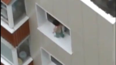 بالفيديو.. طفل يلعب خارج إطار نافذة بالطابق العاشر