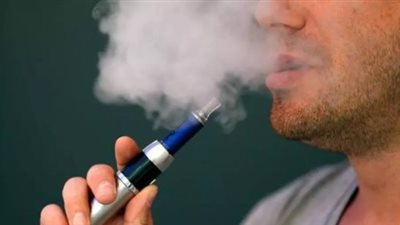 طبيب أمراض صدرية: السيجارة الإلكترونية «وهم» ومحظورة بأمريكا (فيديو)