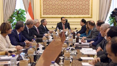 «مدبولي» يلتقي رئيس بنك «إنتيزا سان باولو» الإيطالي لاستعراض أنشطته في مصر