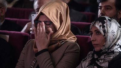 نشرة الخارجي.. انهيار خطيبة خاشقجي خلال مراسم تأبينه