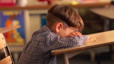 في حالة ظهور هذه الأعراض امنعي طفلك من الذهاب للمدرسة