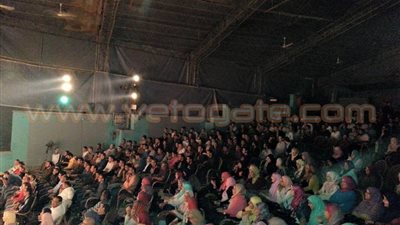 بالصور.. الجمهور يتحدى المطر ليشاهد «أنا الرئيس»