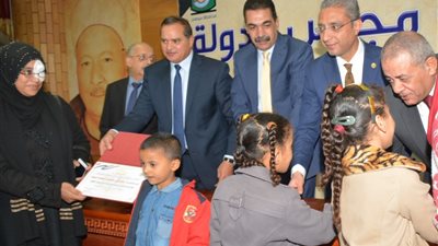 محافظ سوهاج يكرم 18 من أسر شهداء العمليات الإرهابية (صور)