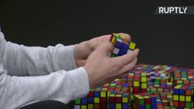 فنان روسي يرسم صورة ميسي من مكعبات روبيك (فيديو)