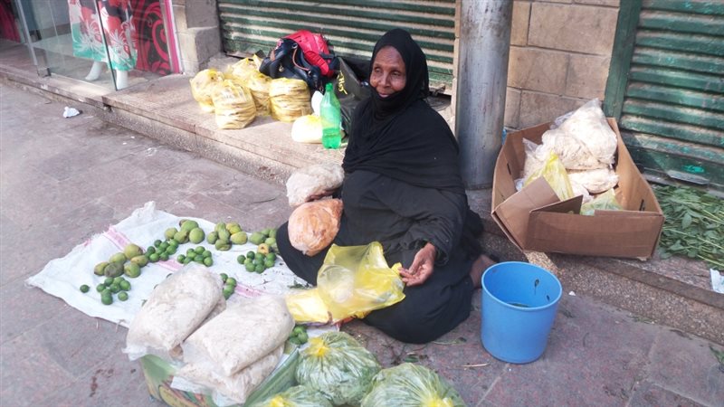سيدة تبيع الأبرية