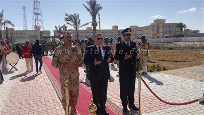 دون احتفالات تضامناً مع أسر الصيادين المفقودين.. محافظ البحر الأحمر يضع إكليلاً من الزهور علي النصب التذكاري بمقابر الشهداء بالغردقة |صور