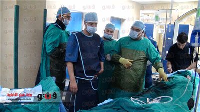 بالصور.. فريق طبي بجنوب الوادي يجري عملية 