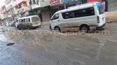بالفيديو والصور.. برك مياه الأمطار تملأ شوارع الشرقية