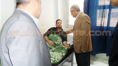 رئيس جامعة المنيا يزور فردي الأمن المصابين