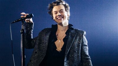 شبيه هاري ستايلز يثير الجدل على مواقع التواصل (فيديو)