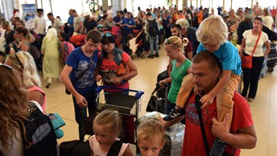 هزة سياحية عنيفة تضرب مصر بعد قرار بوتين تعليق الرحلات الروسية.. رئيس الوزراء يتابع تداعيات الأزمة مع وزيرى السياحة والطيران.. غباشى: ضربة مؤلمة للعاملين بشرم الشيخ.. عمارى: قرار كارثى