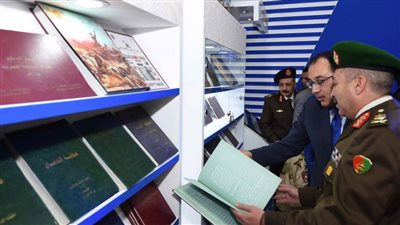 جولة تفقدية لرئيس الوزراء في أجنحة معرض القاهرة للكتاب