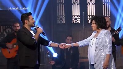 تامر حسني يشعل مسرح «صاحبة السعادة» بأغنية «عيش بشوقك» (فيديو)