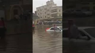 لحظة إنقاذ وافد آسيوي مسن احتجزته السيول بجدة (فيديو)