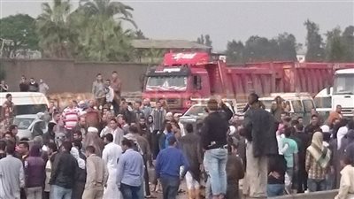 الأهالي يقطعون سكة حديد «النقراشي- سيدي بشر» بعد غرق منازلهم بالمياه