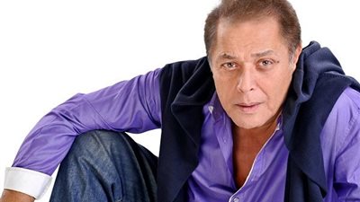 محمود عبد العزيز: دخلت الفن مع «كلاب الحراسة»