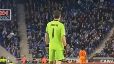 بالفيديو.. «كاسياس» يتعرض لهجوم بالنفايات من جمهور إسبانيول