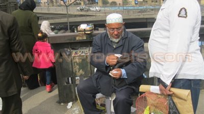 بالصور.. المتسولون «ميت ألف شكل ولون».. الثياب المهلهلة طريقة المبتدئ.. «المريض» يغزو محطات المترو.. ضياع الأموال أبرز الحيل.. «طلاب العلم» أحدث الفرائس.. وإمبراطور التسو