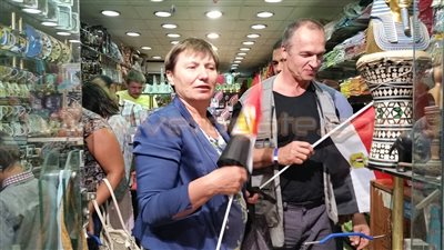 بالفيديو والصور.. الروس يرفعون الأعلام المصرية «بنحبك يا مصر» بالغردقة