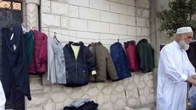 «مدينة الموتى».. مقابر المصريين مخازن ملابس وسوق شعبي (فيديو وصور)