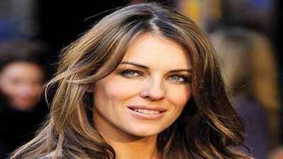 النجمة العالمية إليزابيث هيرلي تصل مطار القاهرة