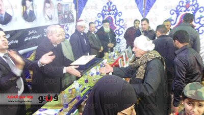 بالفيديو والصور.. تكريم أسر شهداء الدقهلية على أنغام 