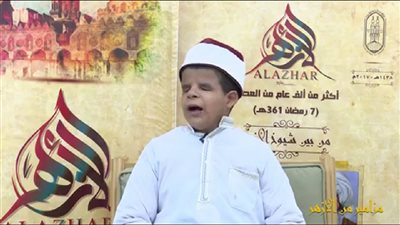 محفظ قرآن يشيد بطالب كفيف لحصوله على المركز الأول على الجمهورية