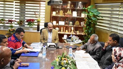 محافظ أسوان يكافىء عمال محاجر ضبطوا مخالفات لسيارة محملة بالجرانيت