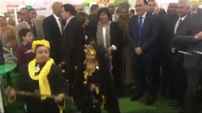 مدبولي يستجيب لطفلين من ذوي الاحتياجات الخاصة في معرض الكتاب| فيديو