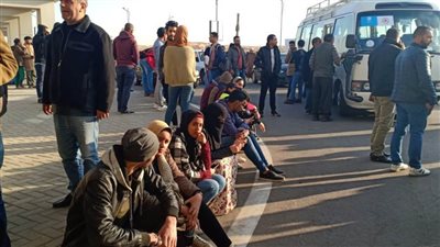 طوابير على معرض الكتاب في انتظار فتح بواباته | صور