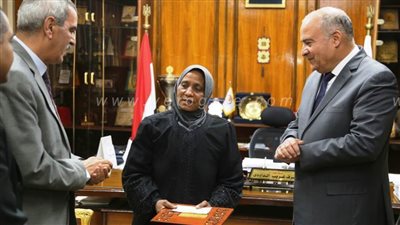 محافظ قنا يكرم سيدة تعمل في مجال البناء والمعمار | صور